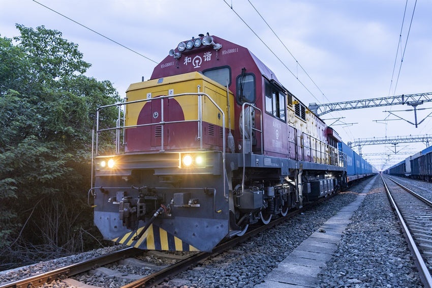 首趟中歐班列（成都）冷鏈專列到達(dá)成都國際鐵路港。青白江區(qū)委宣傳部供圖