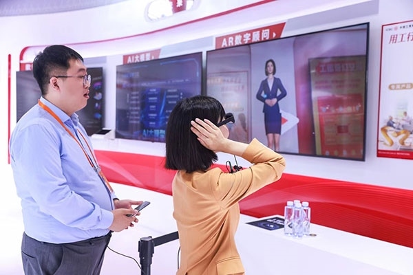 在工商銀行展臺(tái)，數(shù)字員工“工曉伴”與觀展游客互動(dòng)。受訪者供圖