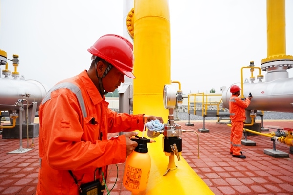 西氣東輸湖廣輸氣分公司員工在投產(chǎn)現(xiàn)場進(jìn)行天然氣驗漏檢測。唐瑋峰攝