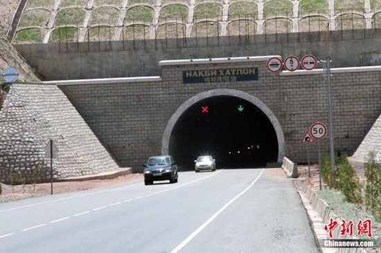 連接塔吉克斯坦南北的重要隧道之一哈特隆隧道由中國路橋承建，是塔國南北公路交通的重要干線道路，對促進(jìn)塔吉克斯坦南北交流和國民經(jīng)濟(jì)發(fā)展具有重要意義。田冰攝