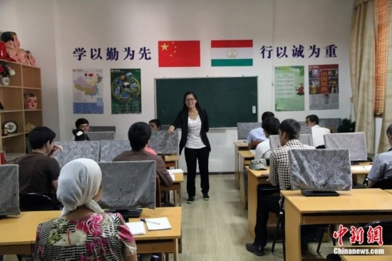 2014年，塔吉克斯坦國立民族大學(xué)的孔子學(xué)院內(nèi)，教師正在為塔吉克斯坦學(xué)生授課。田冰 攝