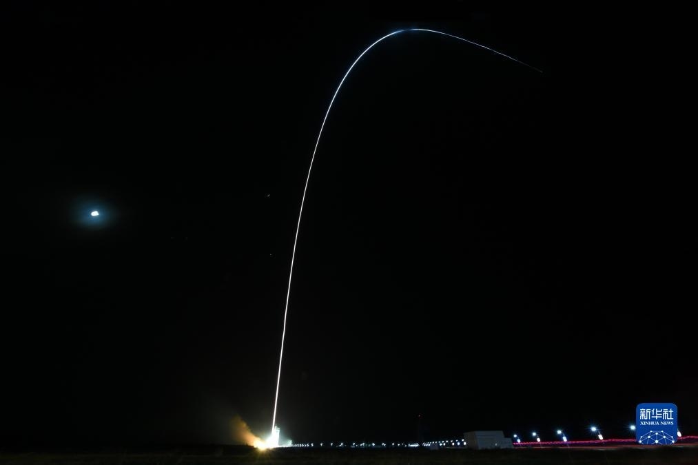 9月7日02時(shí)14分，我國(guó)在酒泉衛(wèi)星發(fā)射中心使用長(zhǎng)征四號(hào)丙運(yùn)載火箭，成功將遙感三十三號(hào)03星發(fā)射升空，衛(wèi)星順利進(jìn)入預(yù)定軌道，發(fā)射任務(wù)獲得圓滿成功。新華社發(fā)（汪江波 攝）