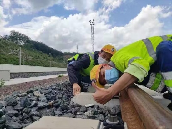 佟郎（左）正在檢修鐵路。受訪者供圖