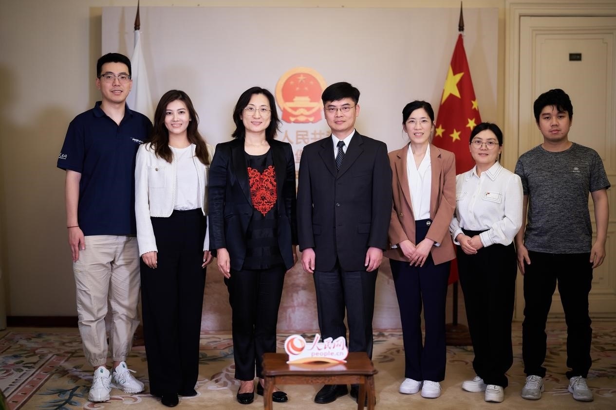 中國(guó)駐圣彼得堡副總領(lǐng)事張曉慶（左四）與人民網(wǎng)記者合影。