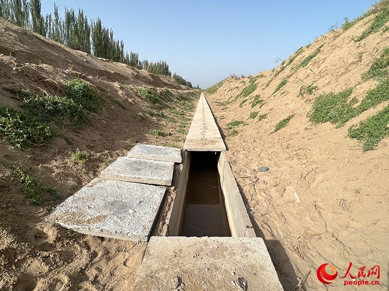 打開蓋板，可見水在寬一米、深一米的渠道內(nèi)暢通流過。人民網(wǎng)記者 常雪梅攝