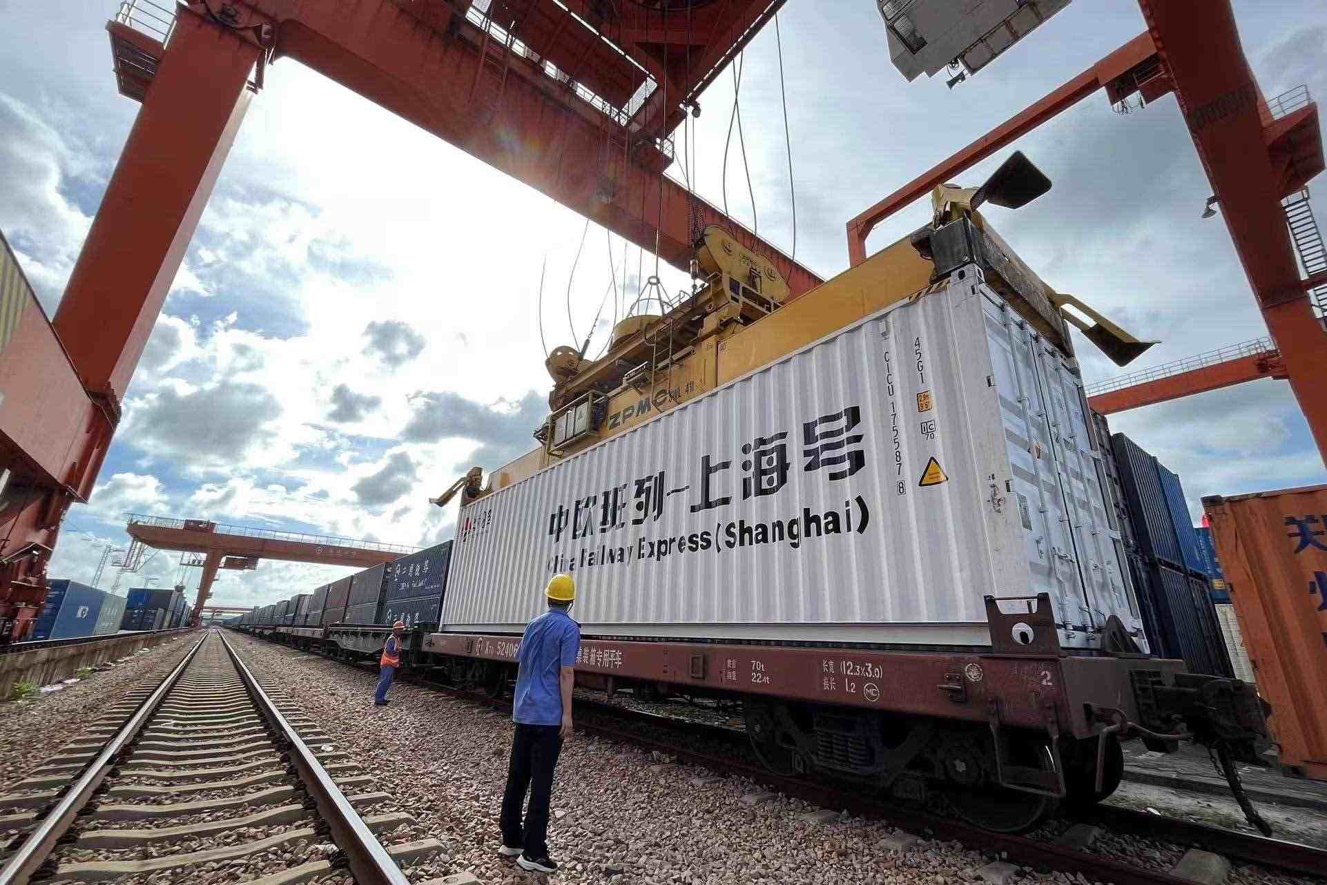 鐵路上海貨運(yùn)中心閔行站貨場(chǎng)內(nèi)，吊機(jī)在貨運(yùn)員的監(jiān)裝下進(jìn)行裝車(chē)落箱作業(yè)。人民網(wǎng) 皇甫萬(wàn)里攝