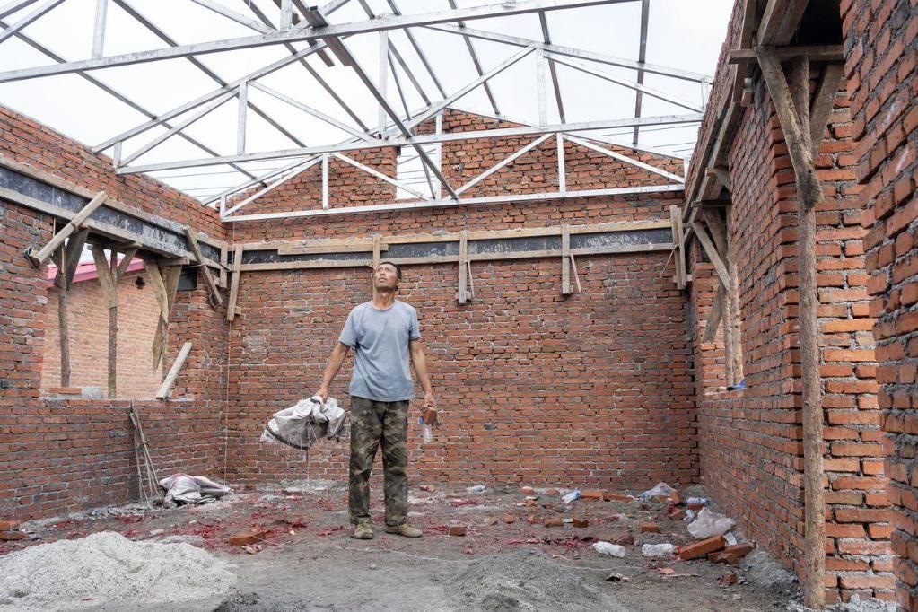 近日，在黑龍江省尚志市老街基鄉(xiāng)基豐村，村民劉環(huán)茂查看新建的房屋。新華社記者 謝劍飛 攝