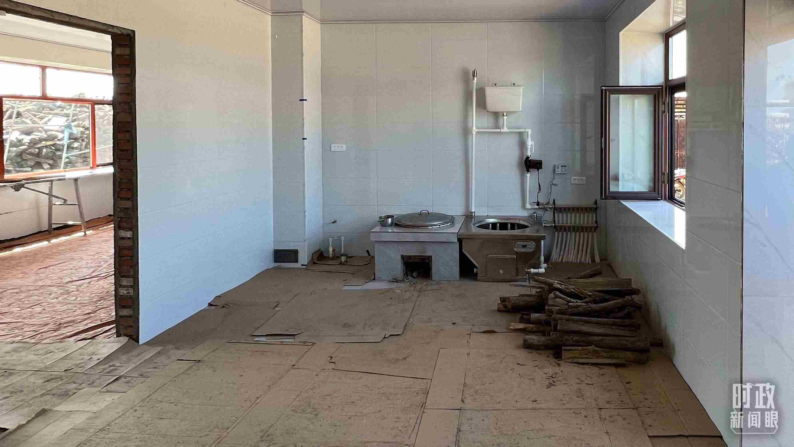 △龍王廟村內(nèi)，受災(zāi)房屋內(nèi)部正在進(jìn)行翻修。（總臺央視記者邢彬拍攝）