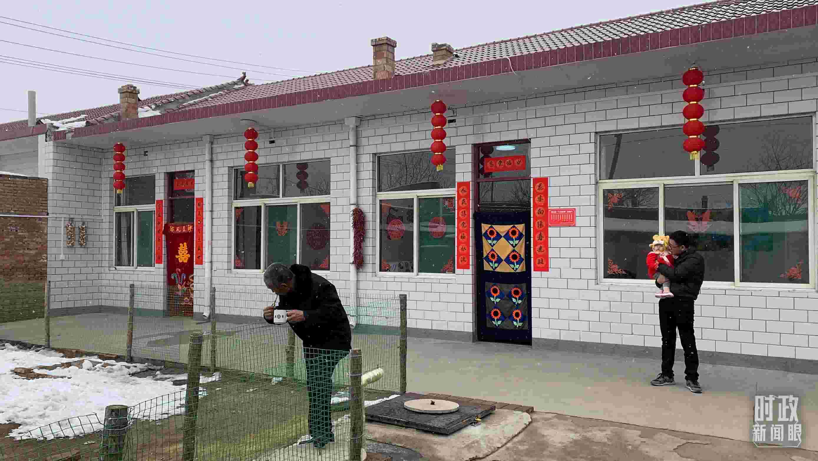 △ 當(dāng)年春節(jié)來臨之前，馮南垣村受災(zāi)村民全部搬進(jìn)了新家。（總臺央視記者段德文拍攝）