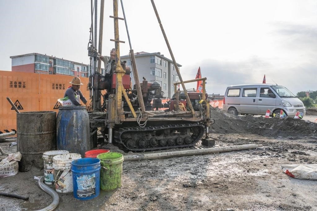近日，在黑龍江省尚志市老街基鄉(xiāng)，施工人員正在作業(yè)。新華社記者 謝劍飛 攝