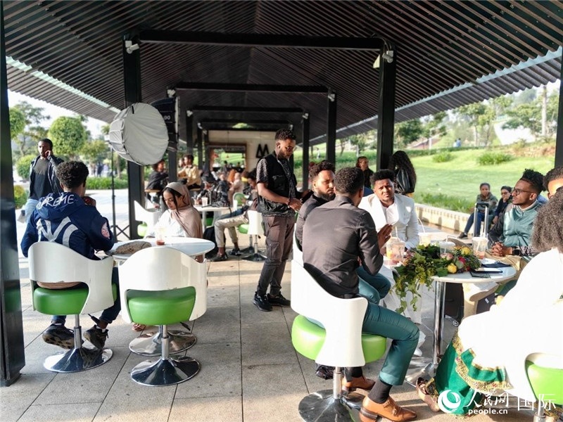 友誼廣場的果汁店一座難求。人民網(wǎng)記者 陳星星攝