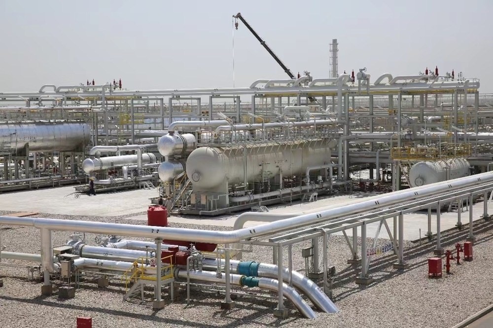 圖為位于伊拉克米桑省阿瑪拉市，由中國石油、道達爾、馬來西亞石油合資建設(shè)的哈法亞油田油氣處理站。中國石油哈法亞公司/供圖