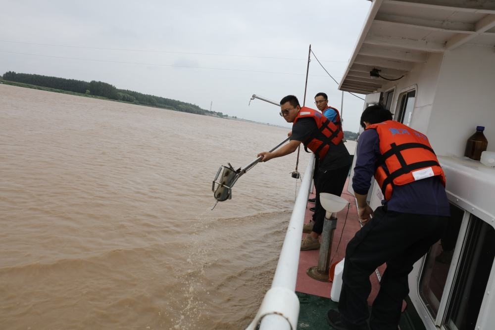 2023年6月29日，調(diào)水調(diào)沙期間，黃河下游利津水文站工作人員在進(jìn)行取沙作業(yè)。新華社記者 劉詩(shī)平 攝