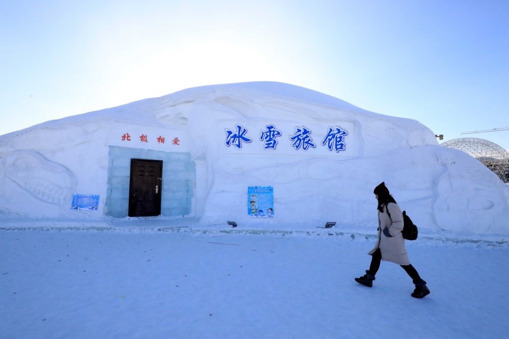 游客從北極村冰雪旅館的一個房間前走過（2018年1月31日攝）。