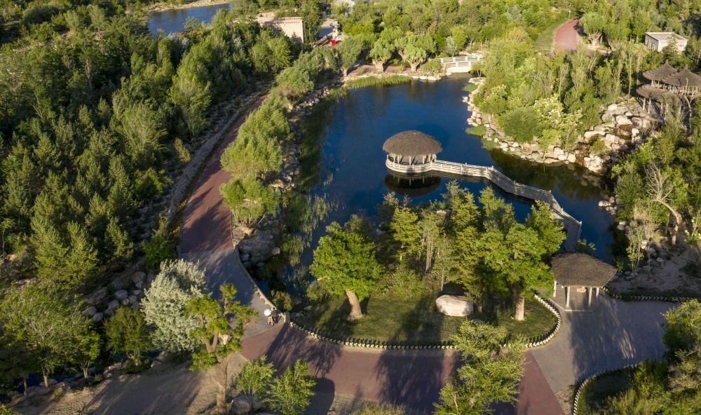 坐落在寧夏銀川市賀蘭山腳下的賀蘭山運(yùn)動(dòng)休閑公園（2021年5月27日攝，無人機(jī)照片）。這里曾是一片砂石采礦塌陷區(qū)，當(dāng)?shù)赝ㄟ^植被景觀再造、水系建設(shè)、現(xiàn)代管網(wǎng)鋪建等手段，重新利用廢石、廢坑及各類廢棄建筑材料，把這里變成一座免費(fèi)開放的主題公園。新華社記者 馮開華 攝