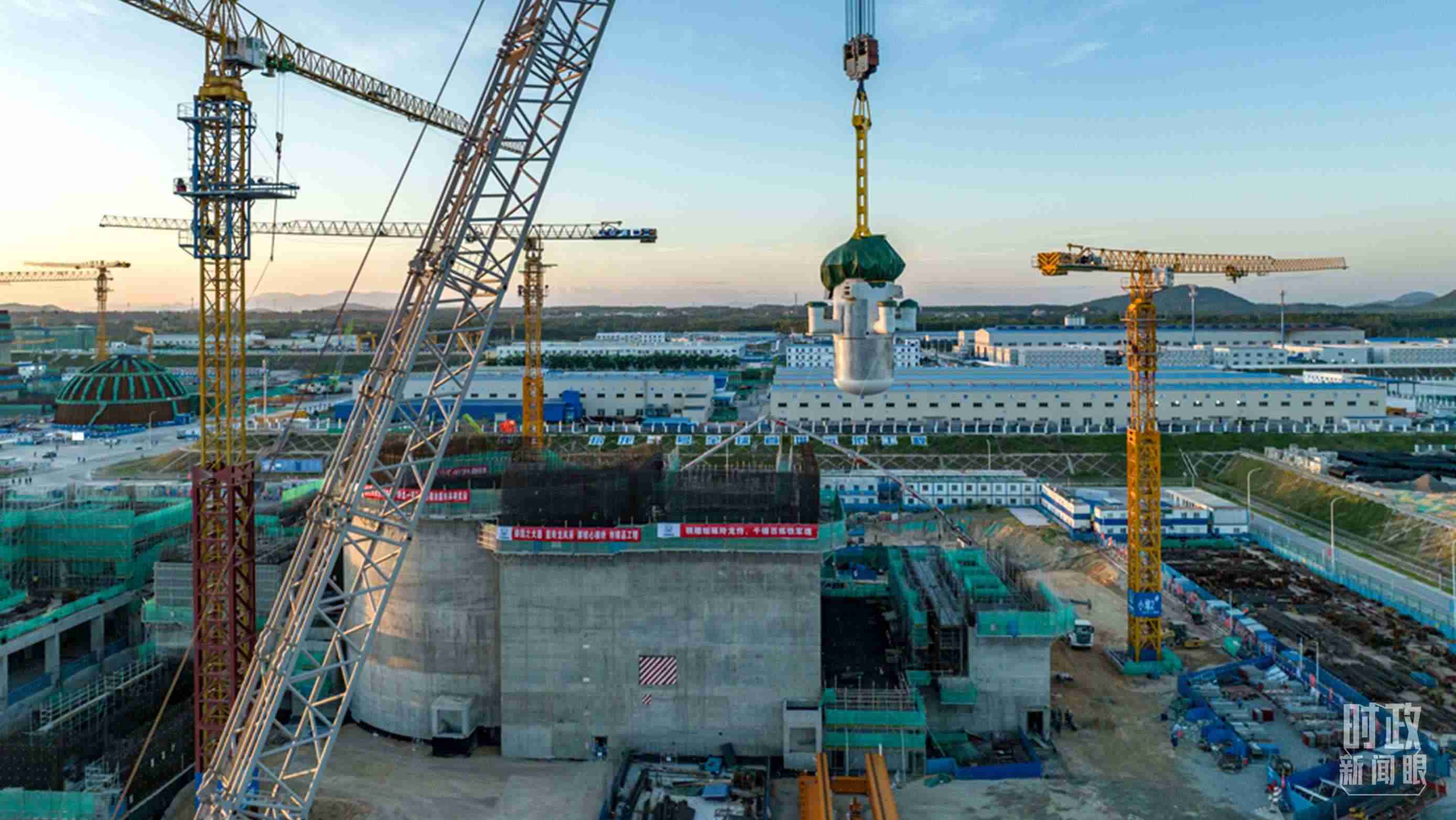 △8月10日，由中國第一重型機械股份公司承制的玲龍一號反應(yīng)堆核心模塊“玲龍之心”成功吊裝。（圖/國務(wù)院國資委網(wǎng)站）