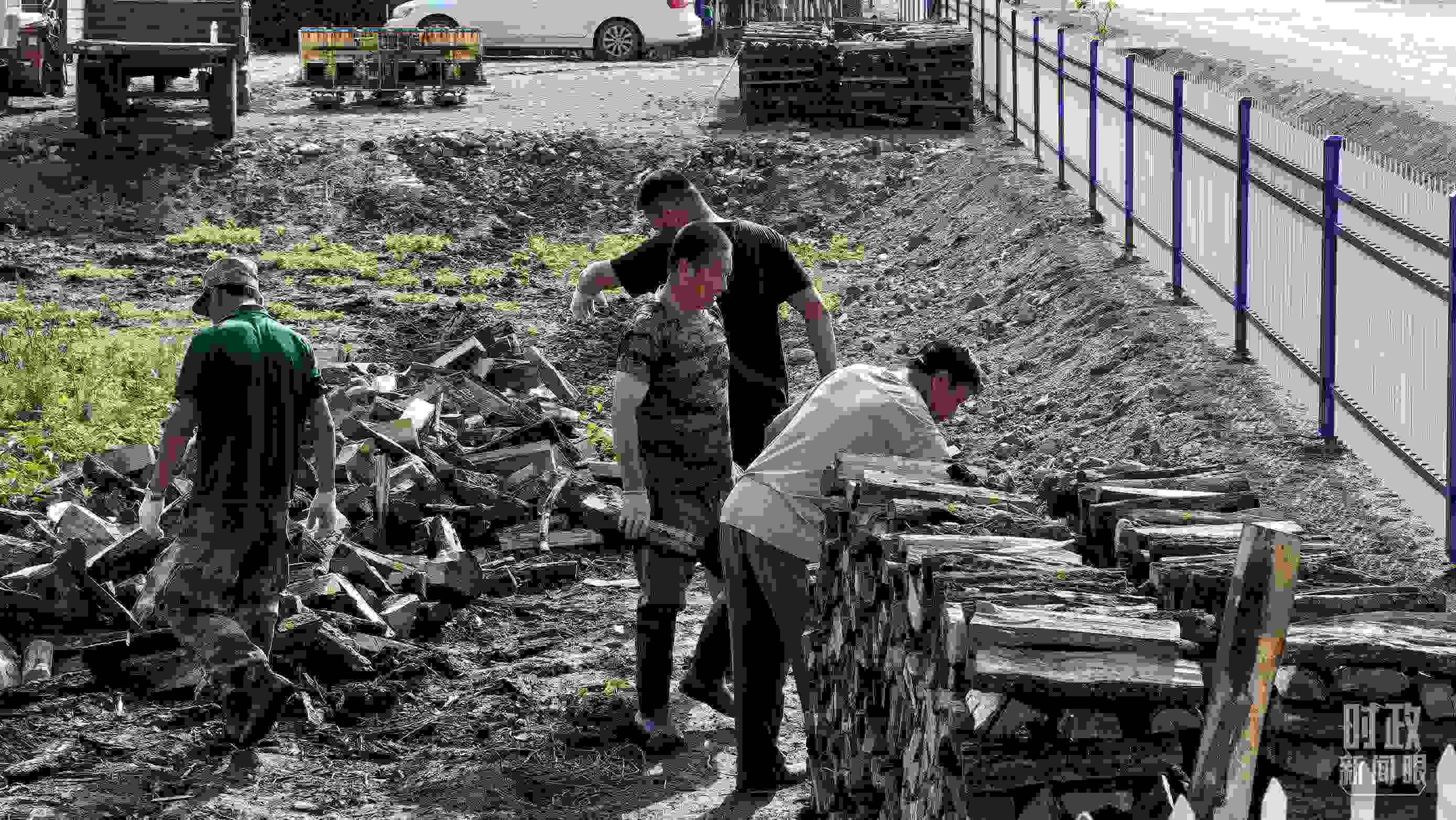 △村民正在整理家中被洪水沖垮的柴火垛。（總臺央廣記者潘毅拍攝）