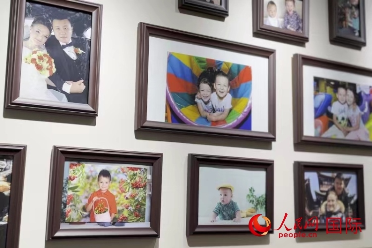 照片墻記錄每個(gè)幸福的瞬間。 人民網(wǎng) 皇甫萬(wàn)里攝