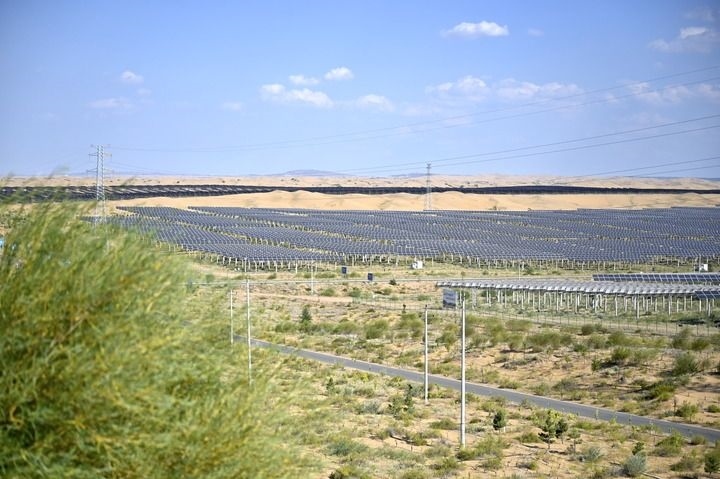 這是2023年8月24日拍攝的內(nèi)蒙古鄂爾多斯市達(dá)拉特光伏基地。新華社記者 賀書琛 攝
