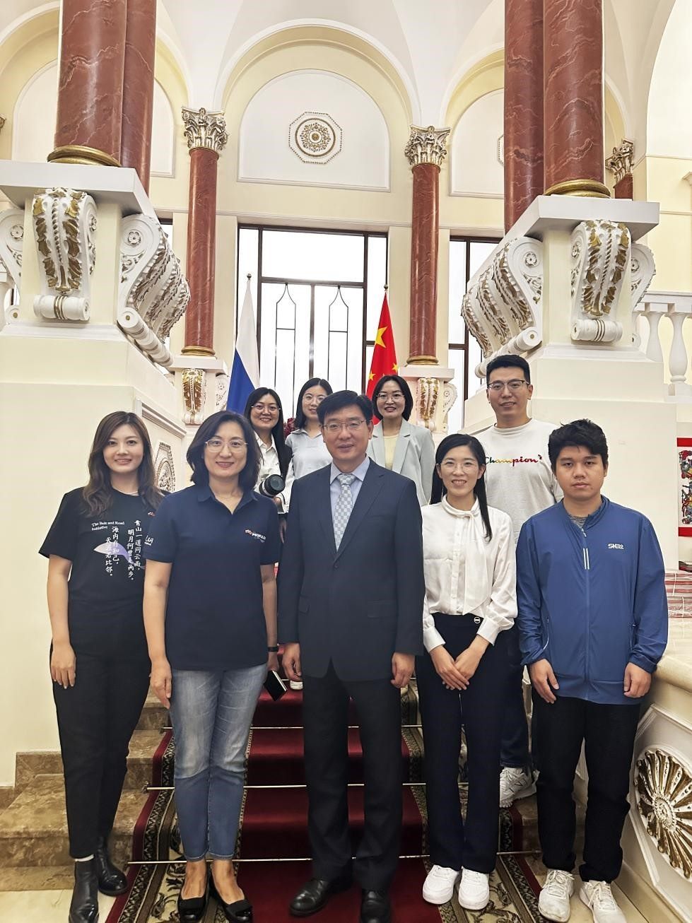 中國駐俄羅斯大使館公使銜文化參贊、莫斯科中國文化中心主任封立濤（前排中）與人民網(wǎng)記者合影。