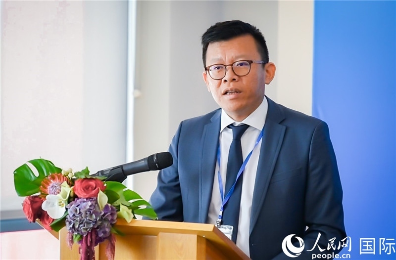圖為中遠海運(歐洲)公司副總裁李震宇致辭。人民網(wǎng) 郭錦標攝