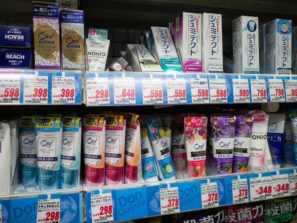 這是8月16日在日本東京新宿一商場(chǎng)拍攝的貨架。新華社記者張笑宇攝