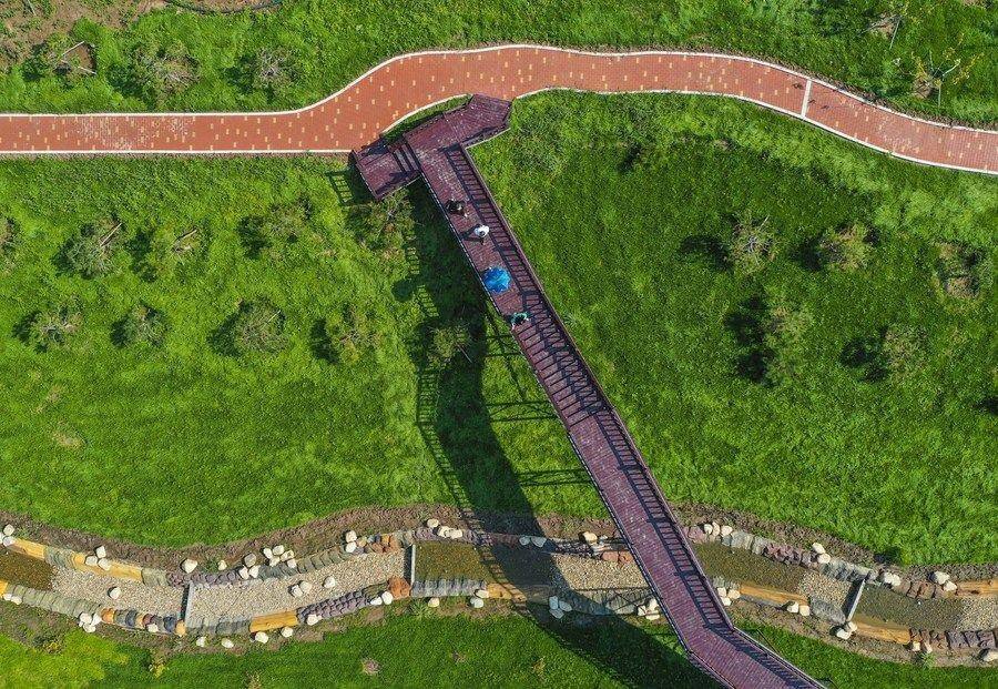 △游人在吉林長春市九臺區(qū)清水村千畝苗木花卉休閑旅游觀光產(chǎn)業(yè)園區(qū)參觀游覽。