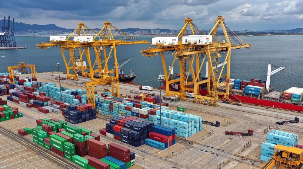 △在遼寧大連市遼寧港口集團大連港集裝箱碼頭，貨輪在裝卸集裝箱。