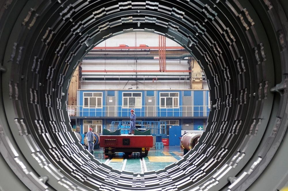 △2023年8月31日，工人在哈電集團哈爾濱電機廠有限責(zé)任公司的水電分廠重型車間作業(yè)。