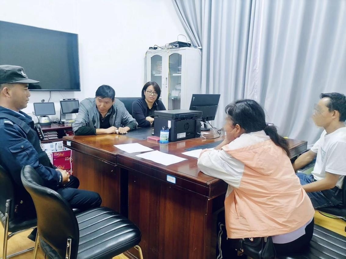 2023年8月4日，和立峰（左二）在調(diào)解一起家庭婚姻糾紛。受訪者供圖