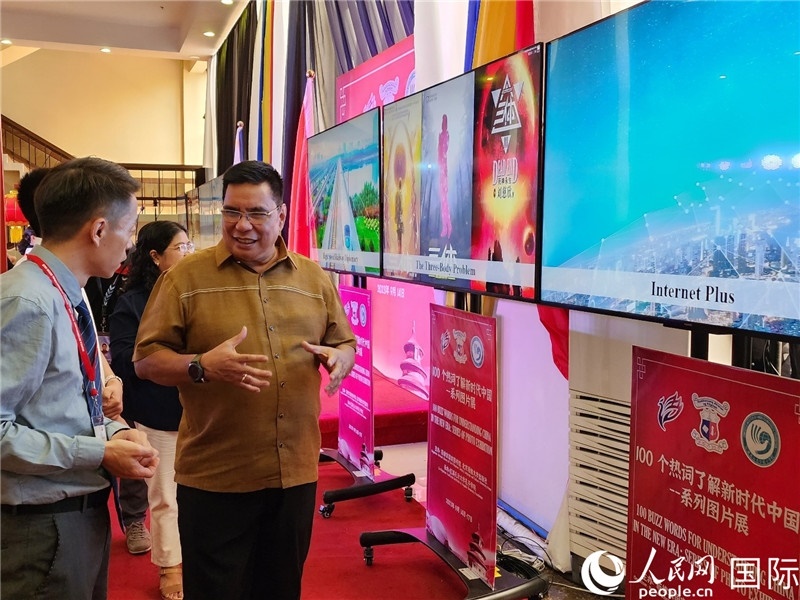 圖為菲律賓國(guó)家圖書(shū)館館長(zhǎng)阿德里亞諾參觀新時(shí)代中國(guó)圖片展。人民網(wǎng)記者樊帆攝