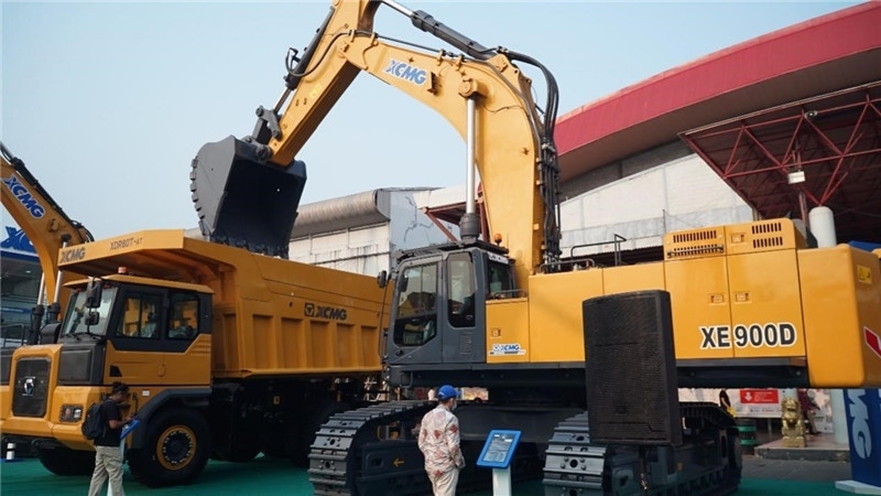 徐工集團(tuán)展出的90噸礦用挖掘機(jī)與80噸自卸車(chē)。石偉攝影