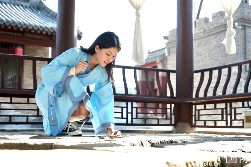 圖為選手在“曲水流觴亭”將“桃心”蠟燭放入渠中。人民網(wǎng) 盧鵬宇攝