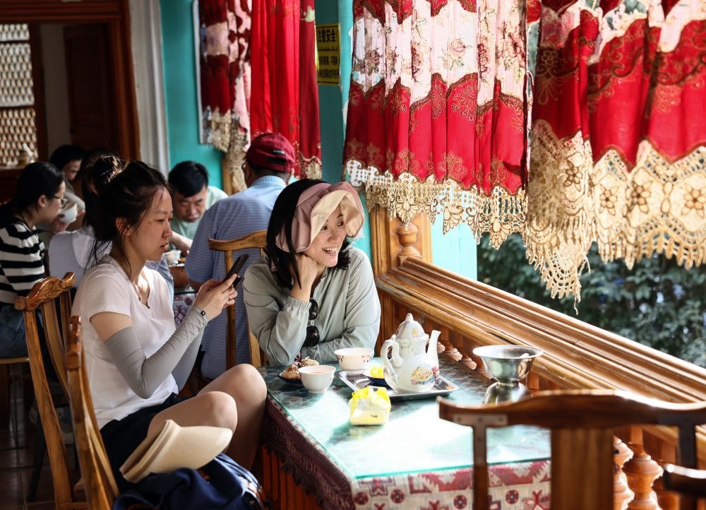 游客在新疆喀什古城景區(qū)百年老茶館內(nèi)品茶小憩（2023年9月7日攝）。新華社記者 蘭紅光 攝