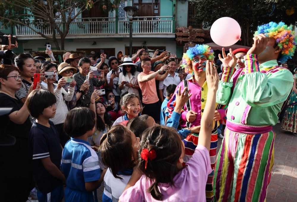 演員與小朋友在新疆喀什古城景區(qū)互動（2023年9月7日攝）。新華社記者 蘭紅光 攝