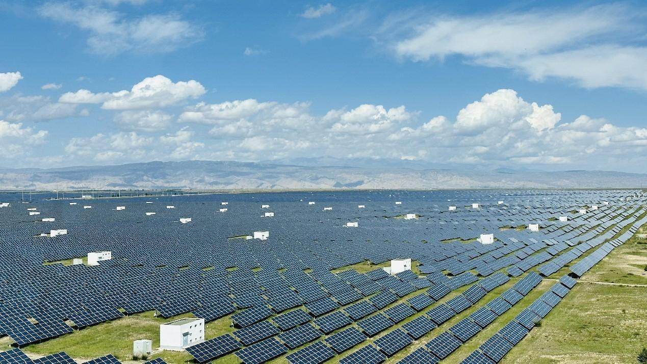 遠(yuǎn)眺青海省海南州光伏發(fā)電園區(qū)。人民網(wǎng) 劉沛然攝
