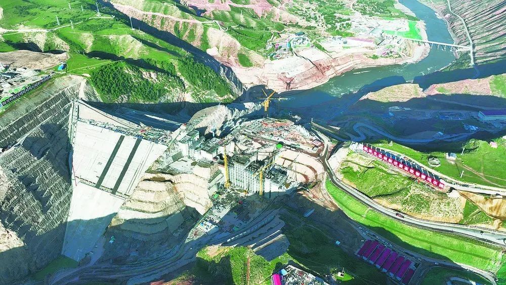 瑪爾擋水電站項(xiàng)目建設(shè)現(xiàn)場(chǎng)。國(guó)家能源集團(tuán)青?，敔枔跛娬竟﹫D