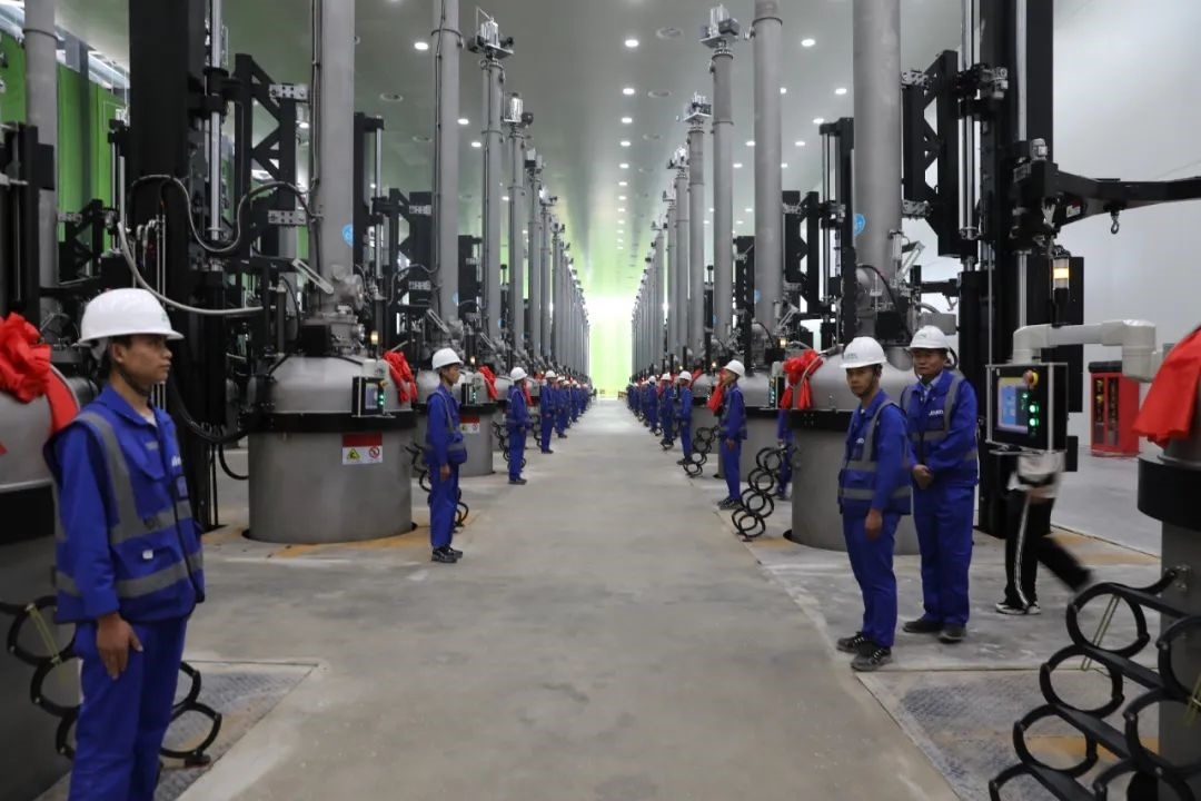 晶科能源二期20GW拉棒切方項(xiàng)目投產(chǎn)現(xiàn)場(chǎng)。南川工業(yè)園區(qū)管委會(huì)供圖