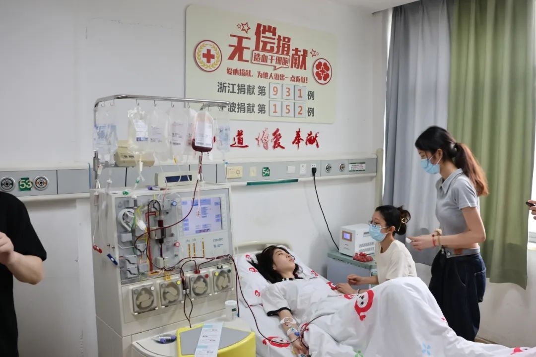 陸冰冰（右三）捐獻185毫升造血干細胞。受訪者供圖