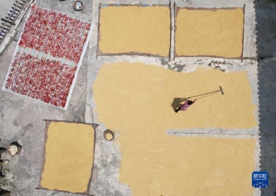 9月16日，村民在貴州省黔東南苗族侗族自治州施秉縣馬溪鄉(xiāng)王家坪村晾曬稻谷（無人機(jī)照片）。