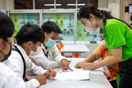 3月14日，在泰國(guó)大城府大城技術(shù)學(xué)院魯班工坊，教師（右一）給學(xué)生上課。新華社記者 王騰 攝