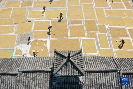 9月16日，村民在貴州省黔東南苗族侗族自治州從江縣剛邊壯族鄉(xiāng)三聯(lián)村晾曬稻谷（無人機(jī)照片）。