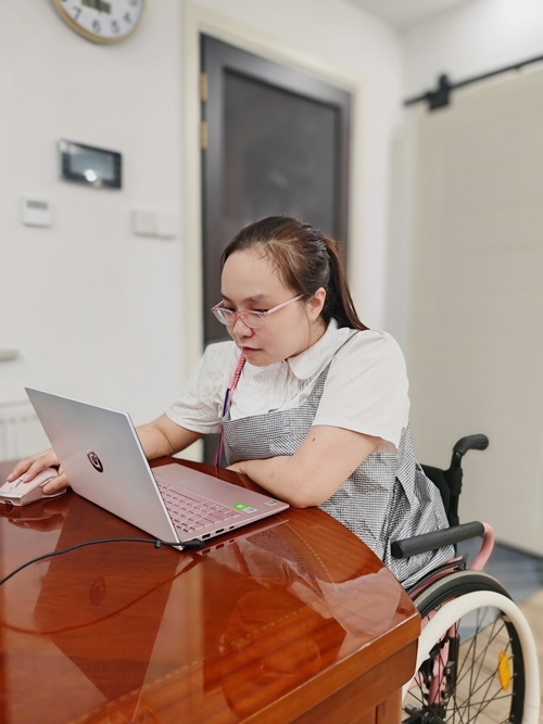 杜誠誠在準(zhǔn)備電影講解稿。 魏涵玉攝