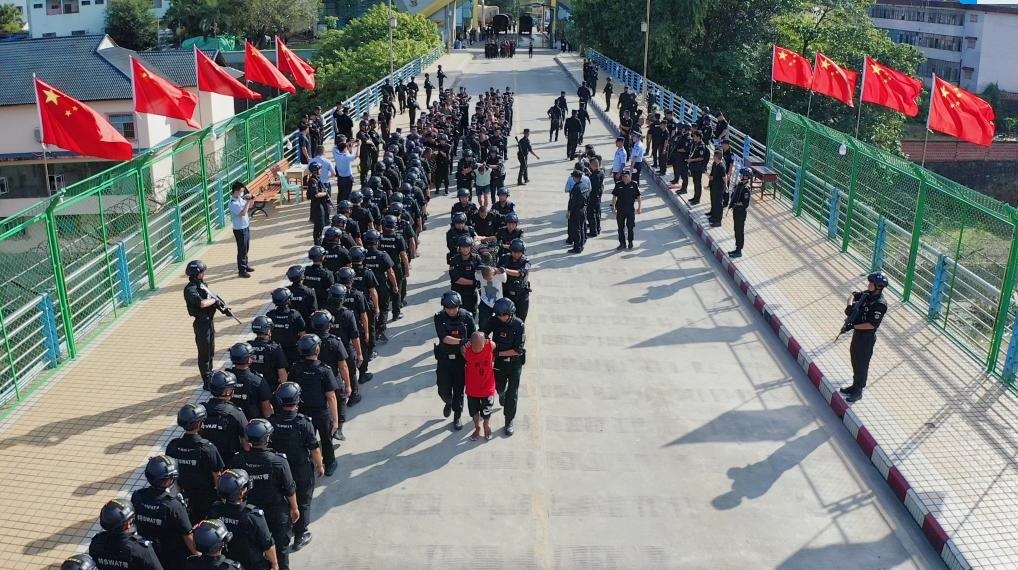 圖為涉詐犯罪嫌疑人移交我方。