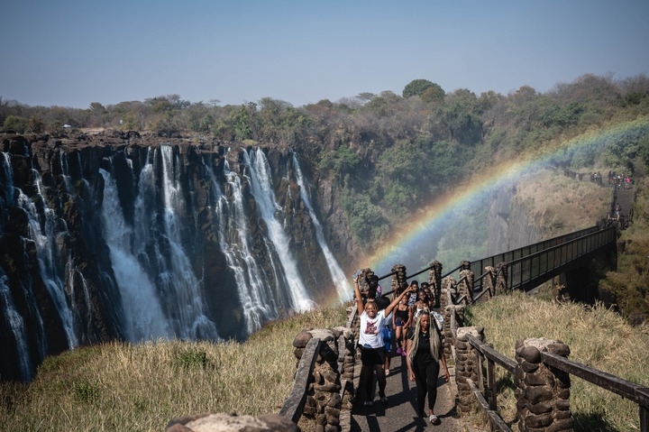 8月21日，游客在贊比亞觀賞維多利亞瀑布景色。