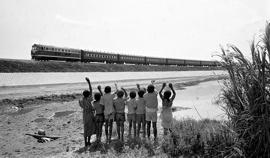 贊比亞魯西瓦西湖畔的少年兒童歡迎坦贊鐵路的列車通到他們的家鄉(xiāng)（1976年攝）。