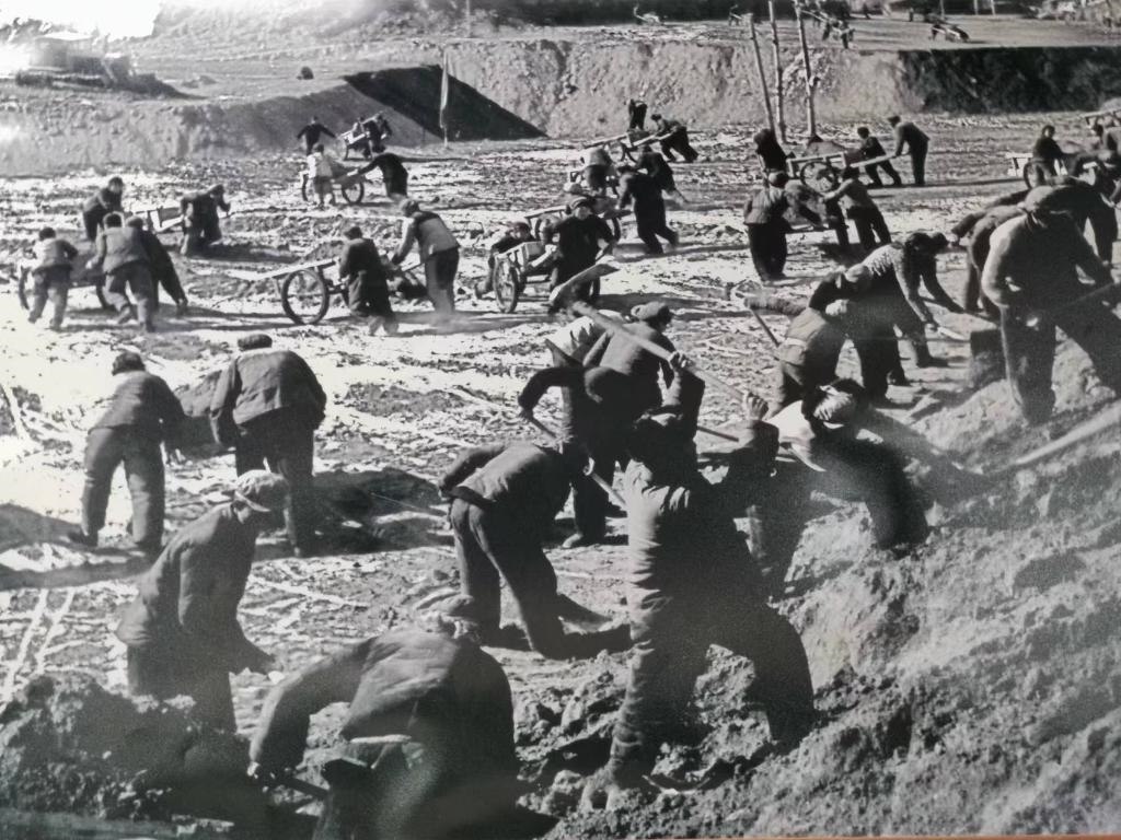 20世紀(jì)70年代，高西溝人治理水土流失場(chǎng)景。（資料圖片）