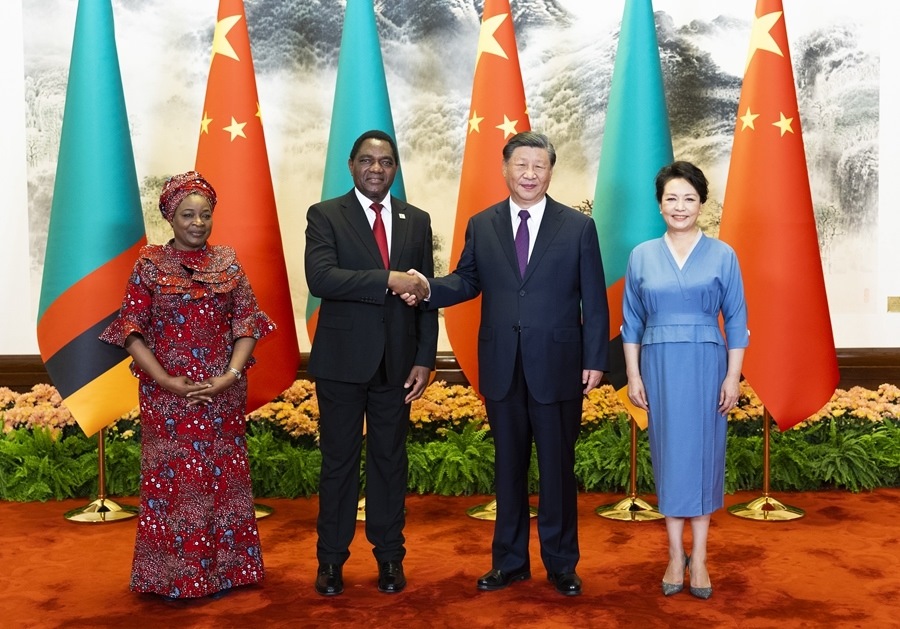 這是會談前，習近平主席和夫人彭麗媛同希奇萊馬總統(tǒng)和夫人穆廷塔合影。