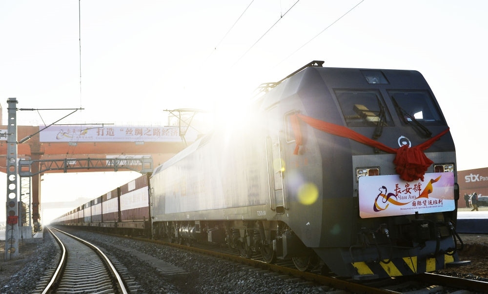 2013年11月28日，首趟由西安發(fā)往哈薩克斯坦阿拉木圖的長安號國際貨運列車等待出發(fā)。新華社記者 劉瀟 攝