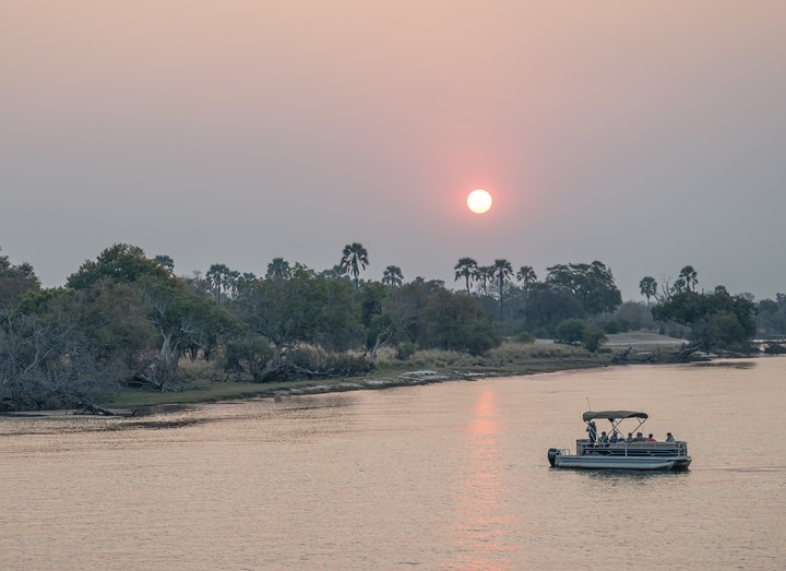 8月23日，在贊比亞拍攝的贊比西河上的游船。